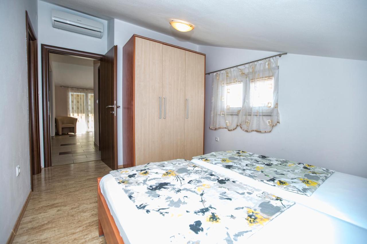 Ferienhaus Elena Karlobag Esterno foto